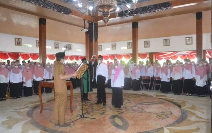Wakil Bupati Trenggalek, Syah Muhamad Natanegara, saat mengambil sumpah dan melantik Pegawai Pemerintah dengan Perjanjian Kerja (PPPK) guru tahap II, di Pendopo Manggala Praja Nugraha, Selasa (31/5/2022).