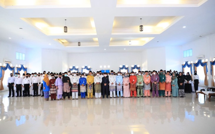 Penyerahan SK pengangkatan CPNS formasi tahun 2021 dan 57 Guru PPPK tahap II.