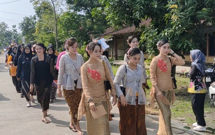 Kirab budaya dalam rangka tradisi sedekah bumi