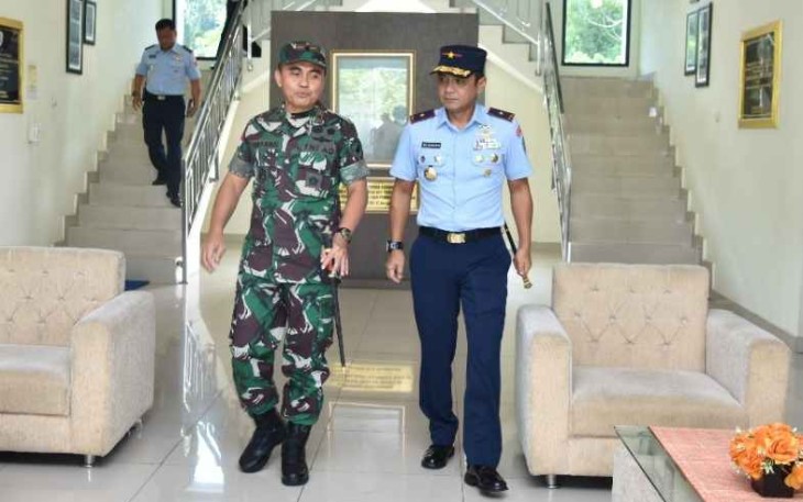 Danlanud Supadio saat menerima kunjungan kerja Danrem 121/Abw 