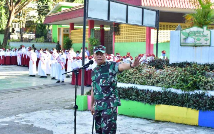 Danrem 091/ASN saat menjadi Irup di SDN 002 Samarinda Kota