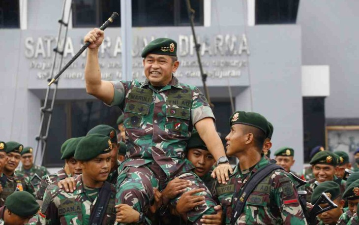 Pangkostrad saat bersama prajurit satgas Yonif Raider 321/GT 