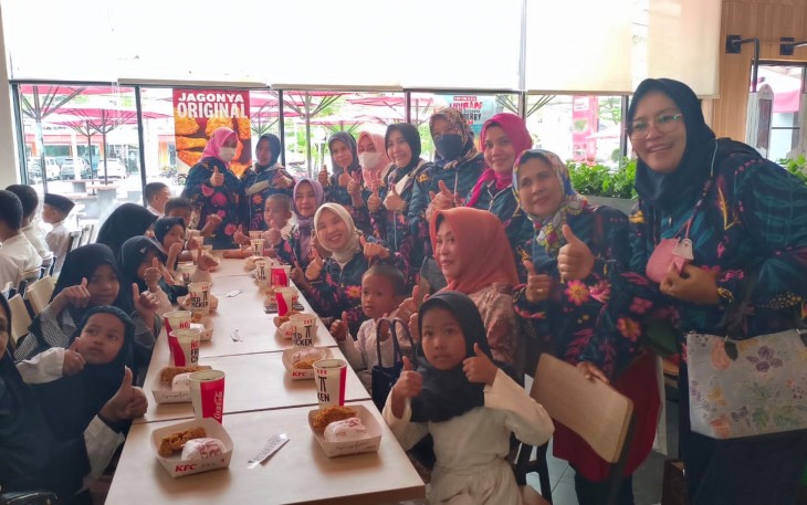 Keceriaan anak panti bersama pengurus dan Persit KCK Cabang XI