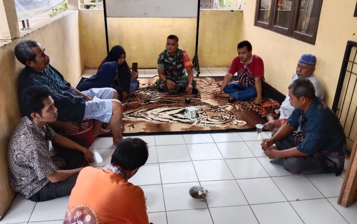 Serda Samsul pererat silaturahmi bersama warga binaan dan aparat desa