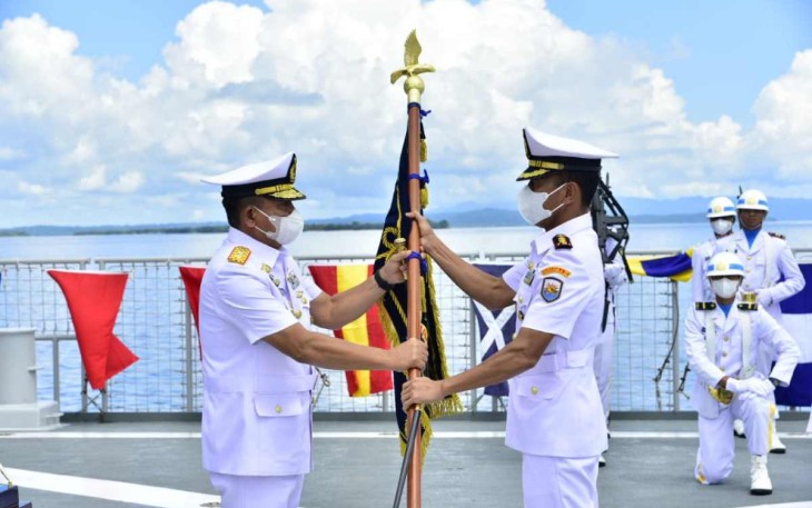 Pangkoarmada III serahkan plaka komando Danguskamla Koarmada III yang baru di geladak KRI Teluk Wondama -527