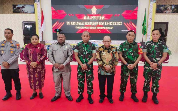 Pangdam Kasuari (tengah) foto bersama usai penutupan TMMD Kodim 1801/Manokwari 