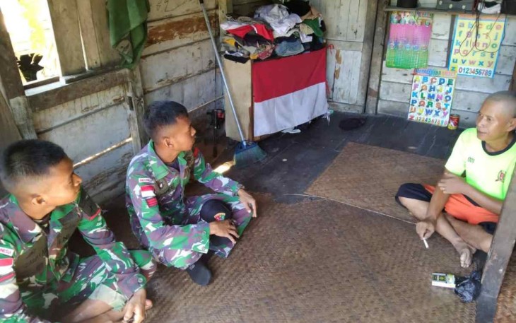 Pererat silaturahmi dengan warga sekitar