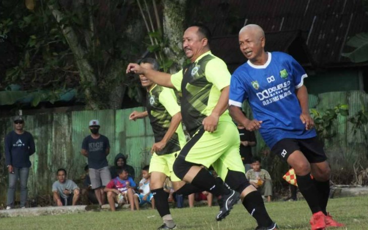 Aksi Dandim saat berlari merebut bola di penutupan turnamen Sepak Bola Bupati Cup 2022