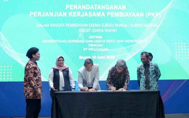 Eddy Satriya (batik) saat penandatangan kerjasama penyaluran KUR dengan PT Pegadaian di Bogor