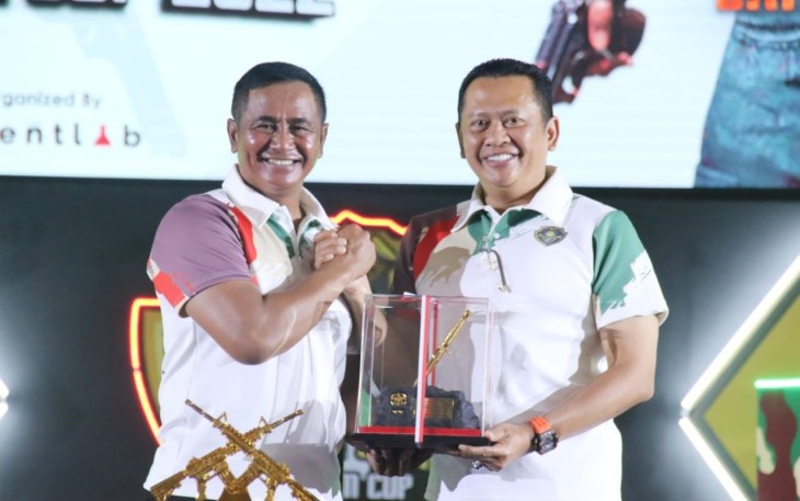 Bamsoet bersama Danjen Kopassus usai penutupan grand final Danjen Kopassus X HIPMI Jaya PUBG Mobile Cup 2022 di Jakarta 