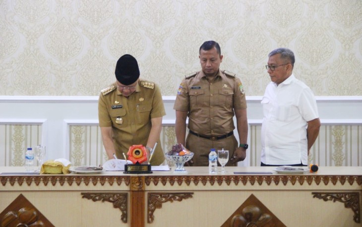 Gubernur Rohidin saat Penandatanganan Berita Acara Serah Terima Sementara Ruas Jalan Banjarsari - Malakoni - Kayu Apuh, dari Dinas PUPR Provinsi Bengkulu kepada BPJN Bengkulu, di Gedung Daerah Balai Raya Semarak Bengkulu, Senin (13/06).