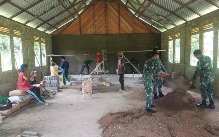 Berjibaku bantu pemelesteran gereja di perbatasan 