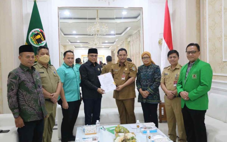Dirjen Polpum saat menyerahkan bantuan keuangan untuk parpol PPP di Jakarta 