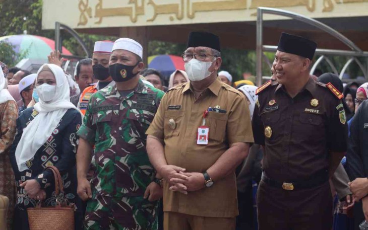 Dandim 1001/HSU-BLG bersama Plt Bupati HSU saat melepas jamaah calon haji Kabupaten Hulu Sungai Utara di Masjid Raya At Taqwa di 