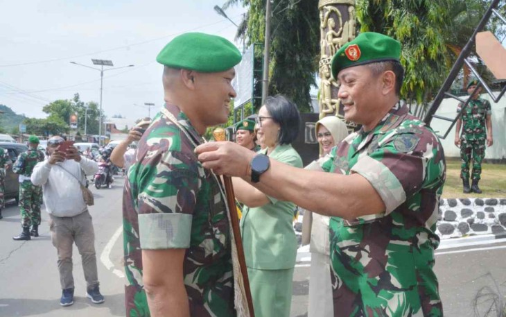 Danrem 172/PWY saat menyambut Kolonel Inf J.O. Sembiring 