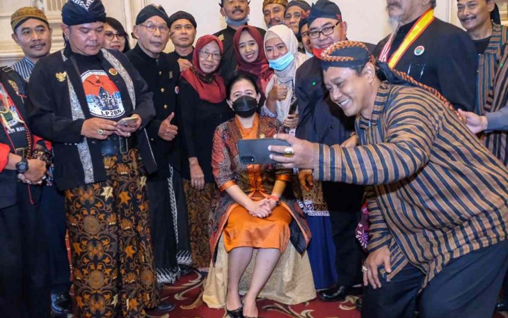Puan saat foto bersama dengan anggota PKH Surabaya