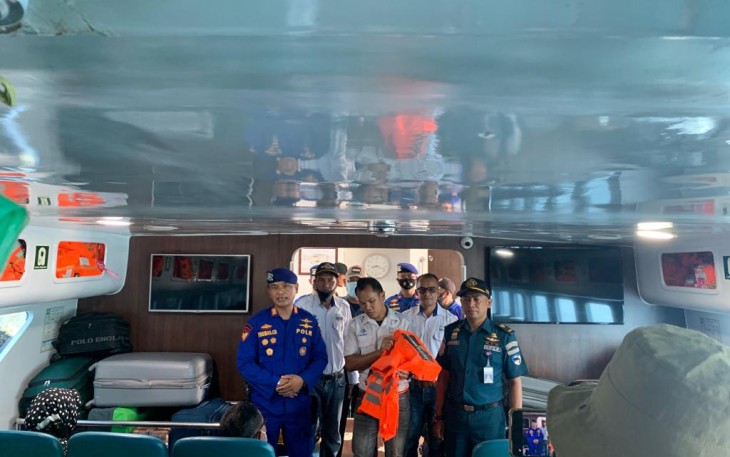 Satuan Polisi Airud Polres Lingga Bersama Syahbandar saat Lakukan Pemeriksaan Kelayakan Alat Keselamatan Kapal