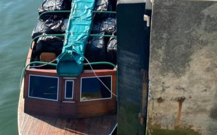 BKC ilegal jenis HT dan MMEA dalam kapal cepat saat diamankan tim patroli Bea Cukai Batam.