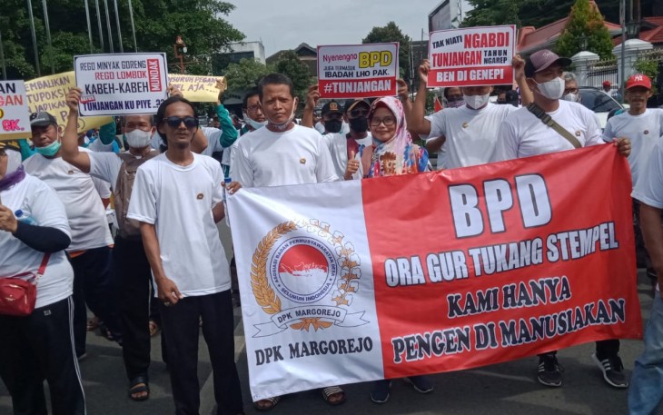 Aksi unjuk rasa BPD menuntut kenaikan tunjangan di Pati