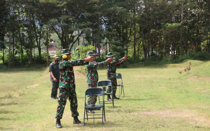 Latihan menembak prajurit Kodim 0806/Trenggalek 