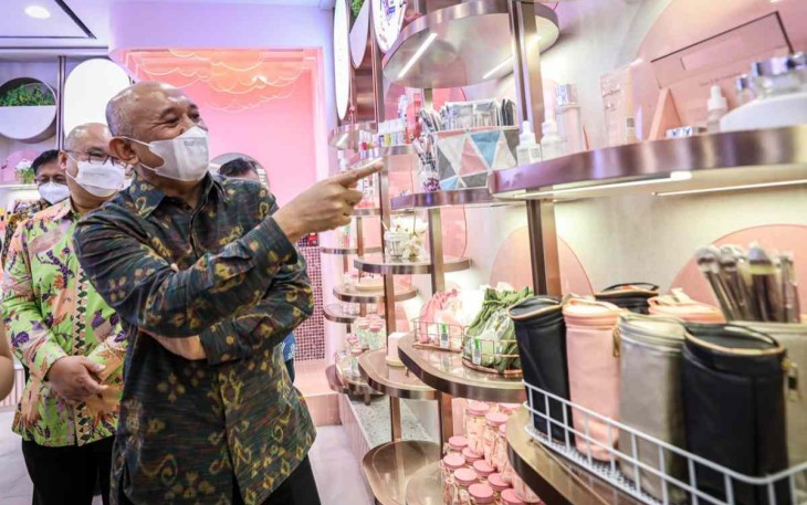 Menteri Teten saat melihat produk kecantikan di gerai ICantix & Co Plaza Indonesia Jakarta 