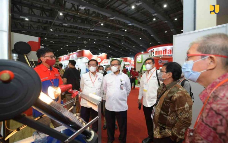 Sekjen Kementerian PUPR (tengah) saat meninjau stand pameran Mega Build Ke-19 
