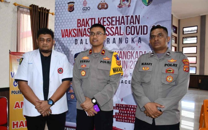Polres Aceh Timur Menggelar Pengobatan Gratis dan Vaksinasi Massal.