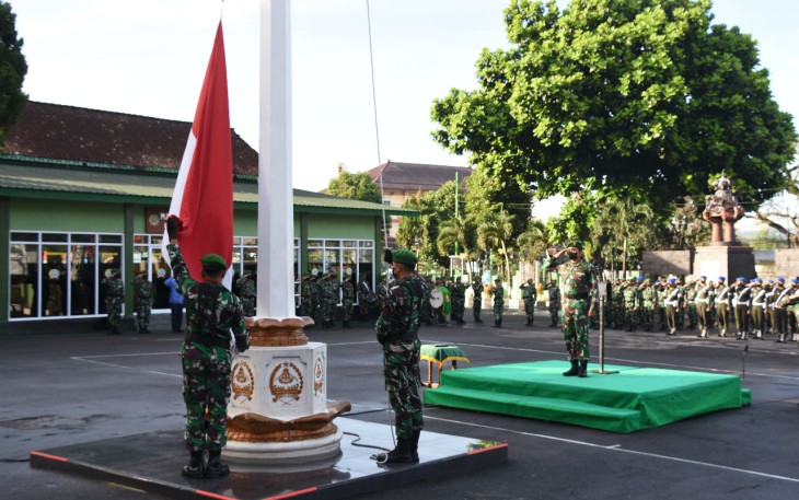 Pengibaran Bendera Merah Putih pada saat upacara di Makorem 073/Mkt