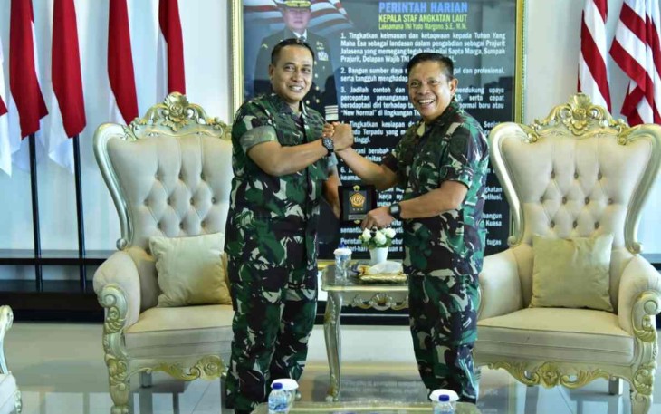 Pangkoarmada III memberikan cenderamata kepada Irjen TNI 