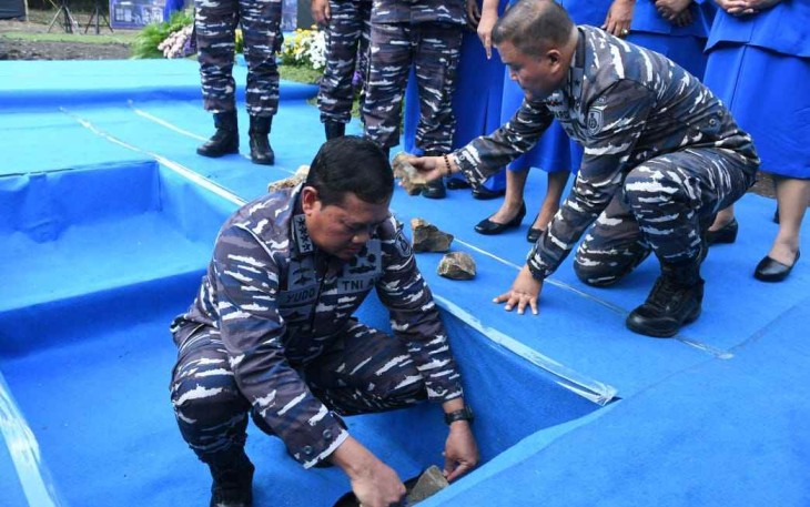 Kasal saat meletakkan batu pertama pembangunan museum Pusat TNI AL di Surabaya 