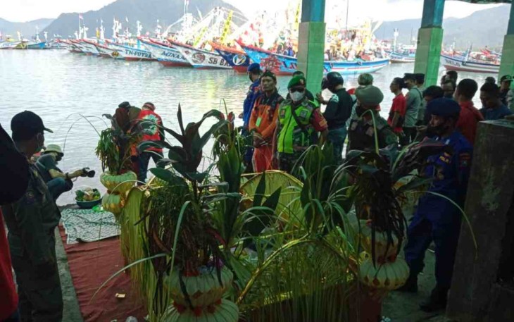 Lestarikan warisan budaya tradisi Larung Sembonyo di pantai Prigi kabupaten Trenggalek 