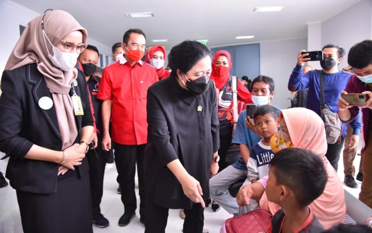 Puan Maharani saat berdialog dengan pasien operasi katarak