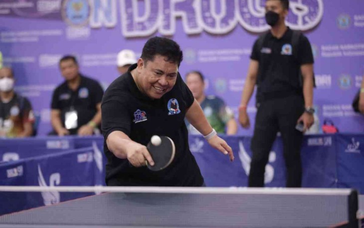 Aksi Kepala BNN saat pertandingan eksebisi tenis meja smash on Drugs di Bali
