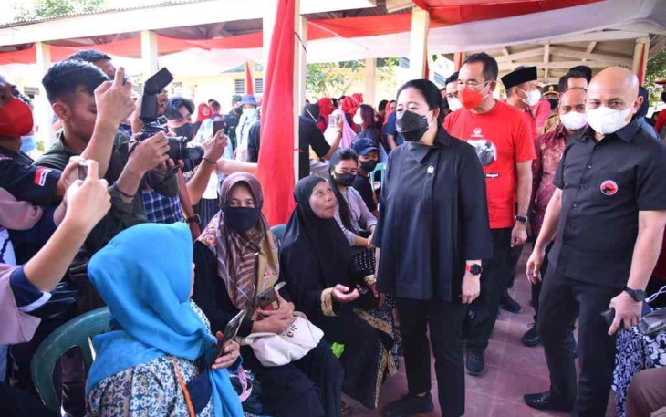 Puan Maharani menyapa warga usai meresmikan poliklinik terpadu RSUD Pangkalpinang 