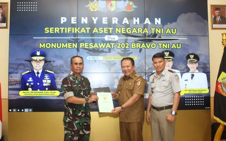 Danlanud Abd Saleh saat menerima sertifikat tanah aset TNI AU