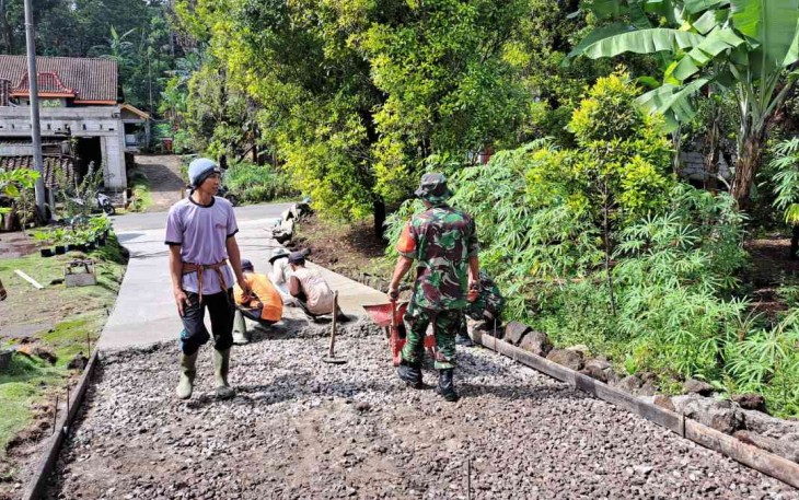 Karya bakti pengecoran jalan di desa Ploso