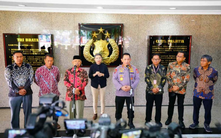 Kapolri saat memberikan keterangan bersama Dewan Pers di Jakarta 