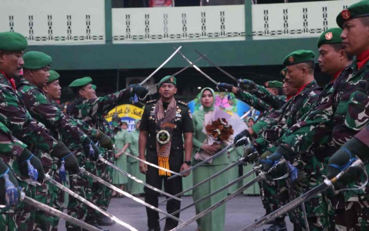 Penerimaan Dandim baru dengan tradisi Pedang Pora Kodim 0807/Tulungagung 