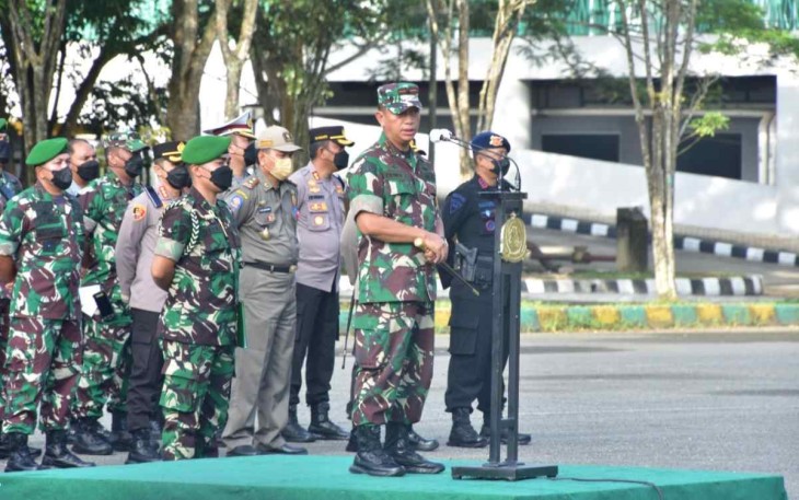 Danrem 091/ASN saat memberikan arahan personel pam VVIP 