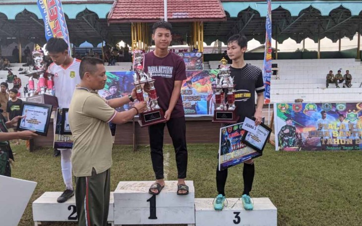 Mayor Inf Eko Santoso saat memberikan trophy juara liga santri PSSI piala Kasad