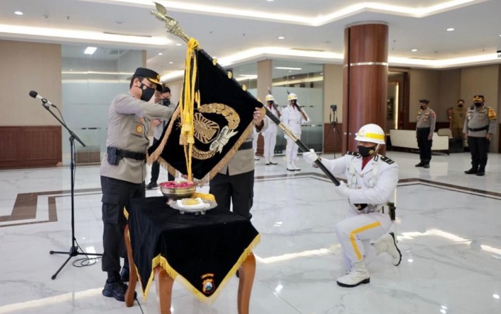 Kapolda Jatim saat pemuliaan nilai luhur pataka Tan Hana Dharma Mangrva