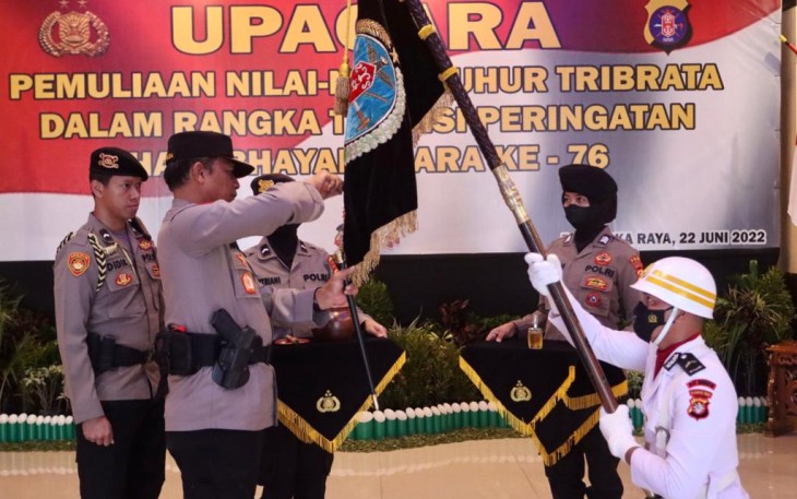 Kapolda Kalteng saat pencucian Pataka Manunggal Dharma Karya Jaya