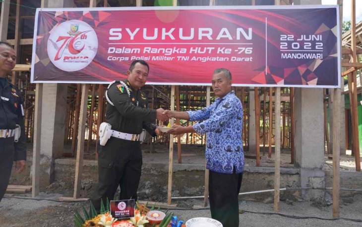 Danpomdam XVIII/Kasuari saat menerima tumpeng syukuran HUT Pomad Ke 76 