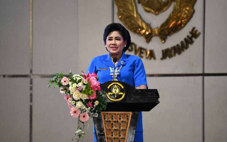 Ny, Vero Yudo Margono saat memberikan wejangan taruna AAL di Surabaya 