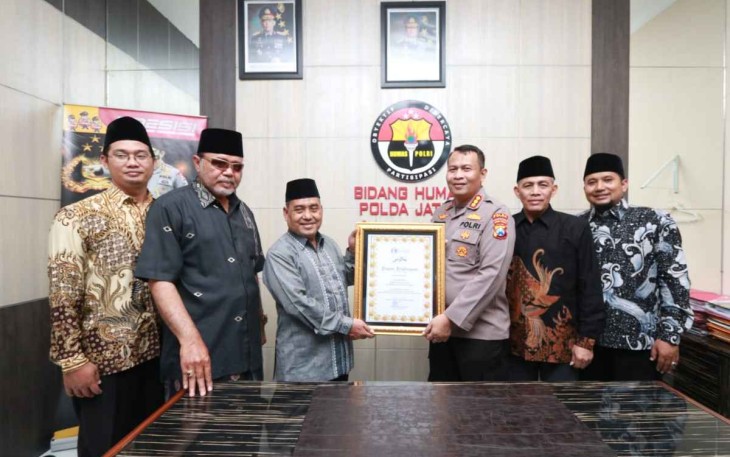 Kombes Pol Dirmanto saat menerima penghargaan dari Pesantren Al Quran Nurul Falah