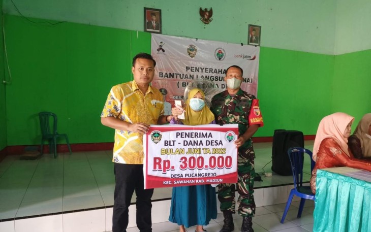 Serma Budi dampingi warga binaannya mendapatkan BLT DD