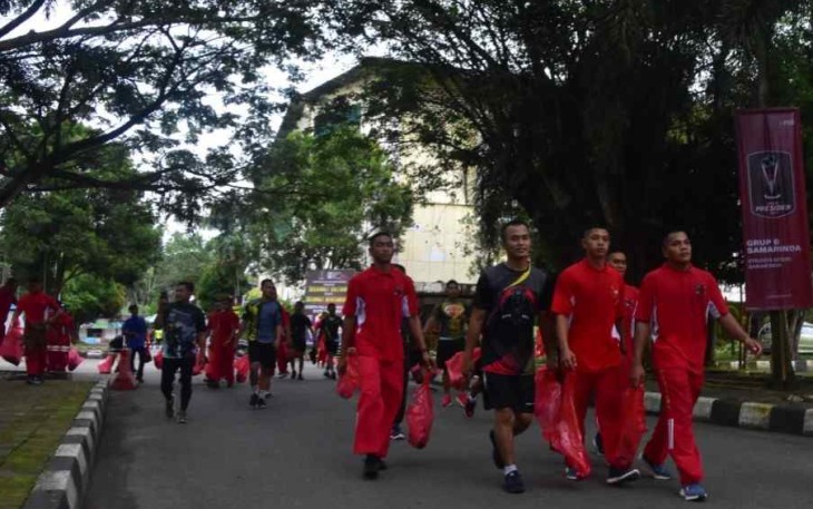 Aksi pungut sampah prajurit Korem 091/ASN sambil berolahraga 