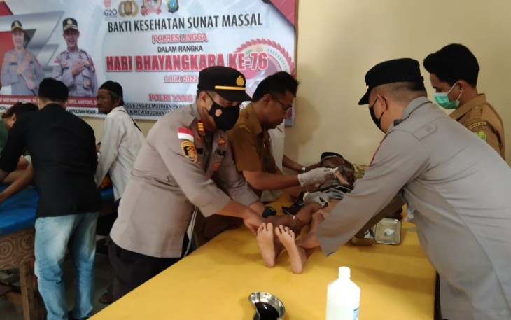 Polsek Daik Lingga saat Gelar Khitanan Massal