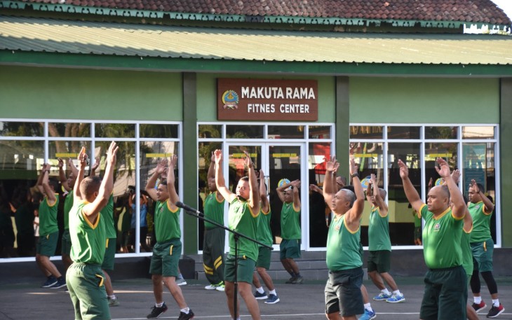 Pelaksanaan olahraga bersama anggota Korem 073/Mkt