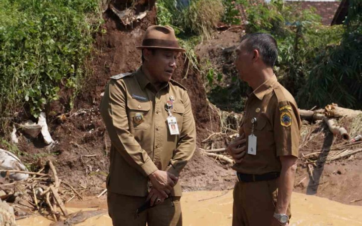 Safin didampingi H. Sudarno saat meninjau lokasi banjir bandang